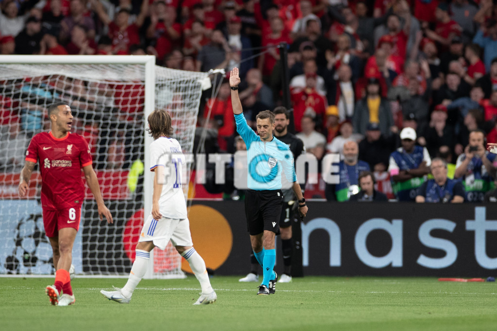 El árbitro Turpin anula un gol a Karim Benzema