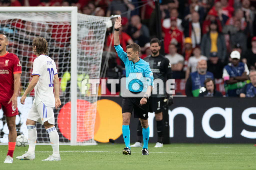 El árbitro Turpin anula un gol a Karim Benzema