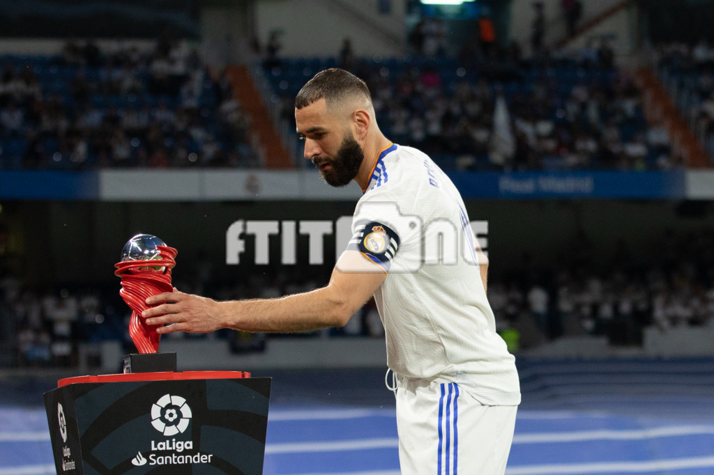 Karim Benzema con el premio al jugador del mes de LaLiga
