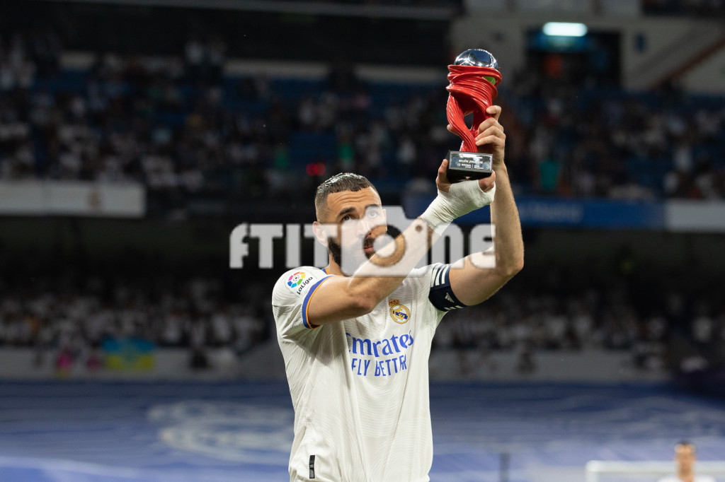 Karim Benzema recibe el premio a jugador del mes de LaLiga