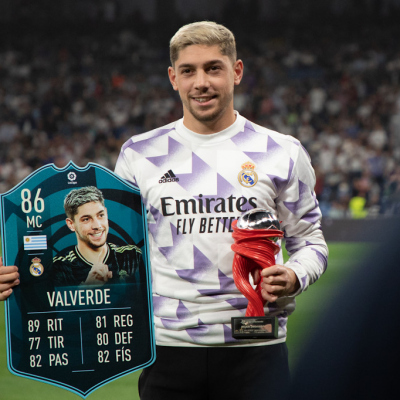 Madrid, LaLiga 2022-2023, Real Madrid CF-CA Osasuna, giocata allo stadio Santiago Bernabeu. Nella foto: Fede Valverde riceve il premio al miglior giocatore della Liga del mese di Settembre