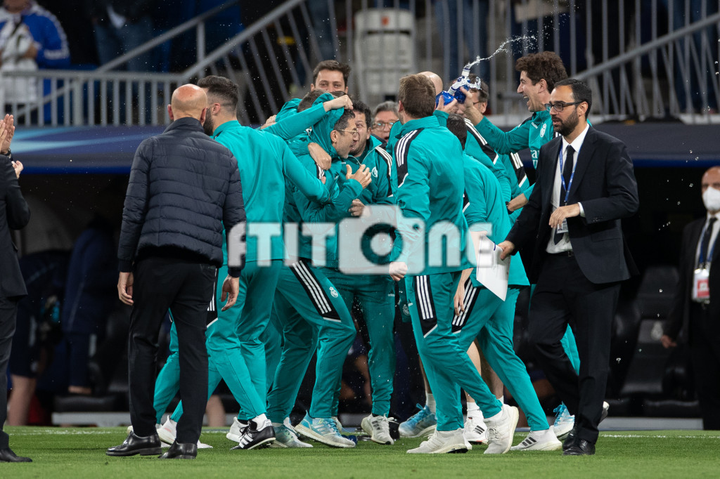 El staff de Carlo Ancelotti celebra el pase del Real Madrid a la final de la Champions League