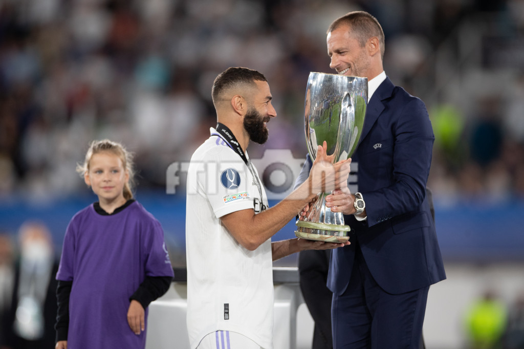 Karim Benzema con la Supercopa de la UEFA