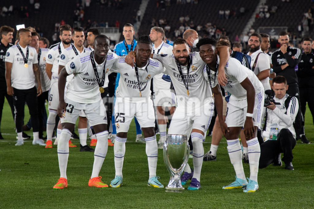 Ferland Mendy, Karim Benzema, Eduardo Camavinga y Aurelién Tchouameni con la Supercopa de la UEFA