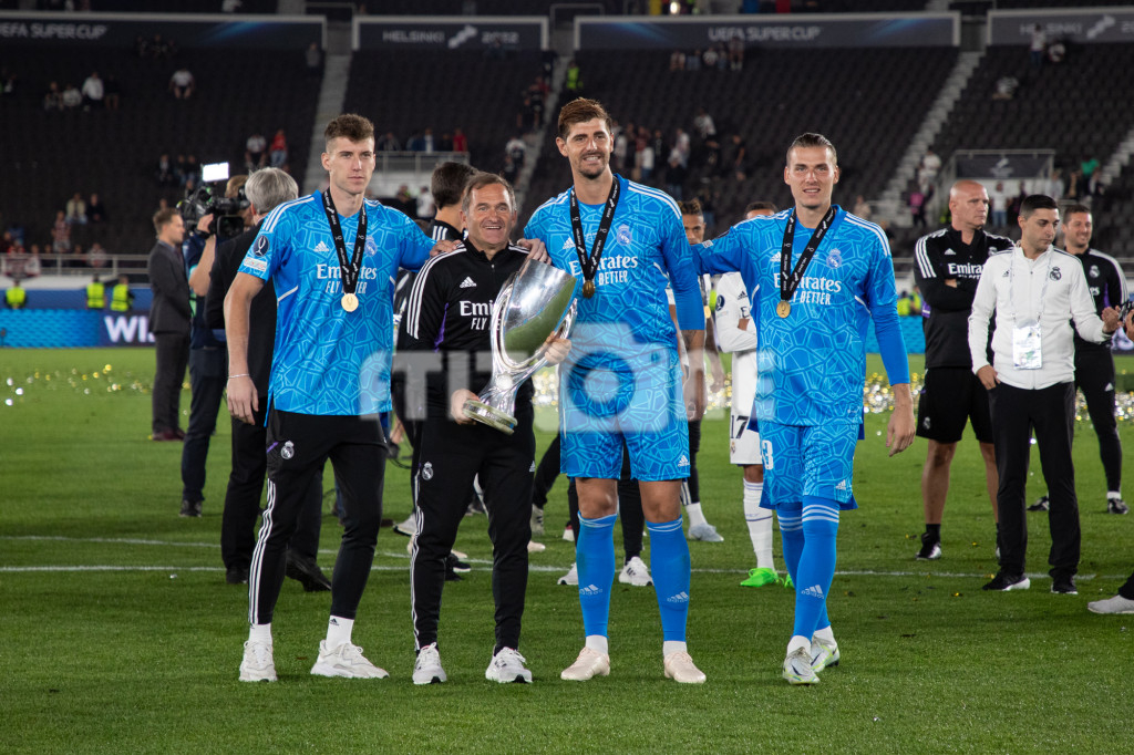 Luis Llopis, Luis López, Thibaut Courtois y Andriy Lunin con la Supercopa de la UEFA